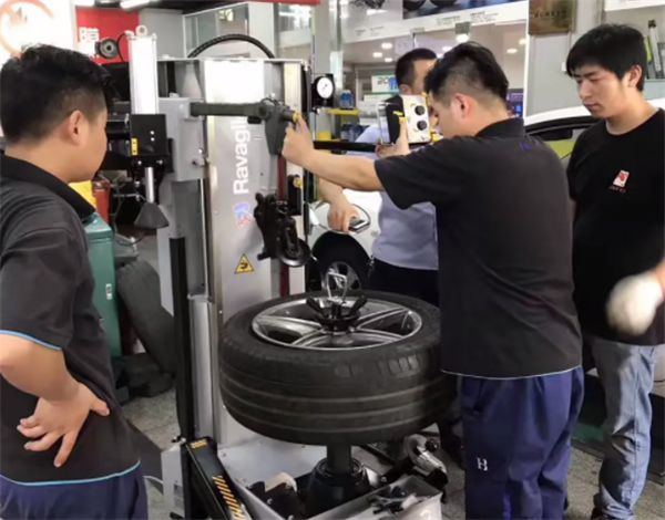 胎轮汽配供货中心 一站式供应链引擎，赋能快修快保店驶入发展快车道